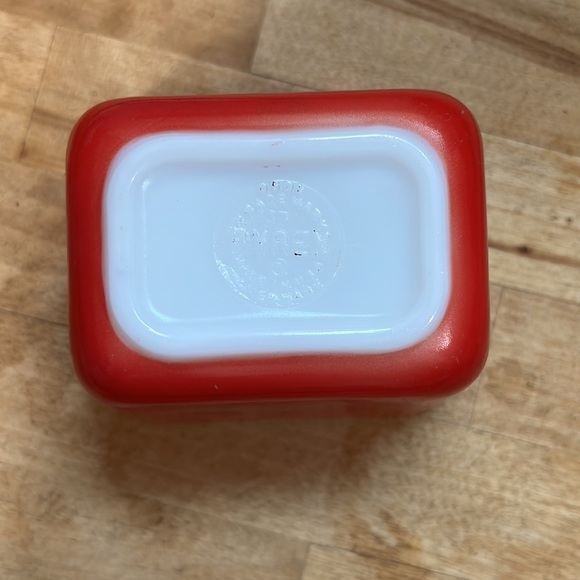 Small red Pyrex fridge keeper - Picture 3 of 5